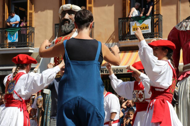Los gigantes y cabezudos conmemoran en las calles de Pamplona el Privilegio de la Unión