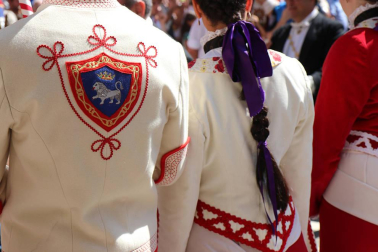 Los gigantes y cabezudos conmemoran en las calles de Pamplona el Privilegio de la Unión