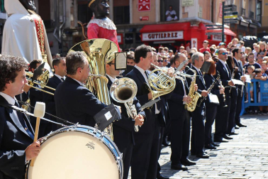 Los gigantes y cabezudos conmemoran en las calles de Pamplona el Privilegio de la Unión