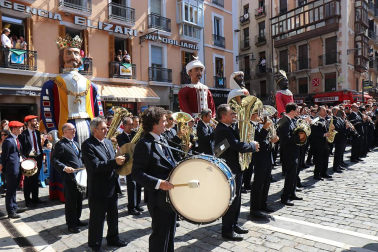 Los gigantes y cabezudos conmemoran en las calles de Pamplona el Privilegio de la Unión