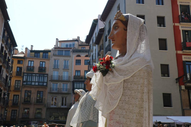Los gigantes y cabezudos conmemoran en las calles de Pamplona el Privilegio de la Unión