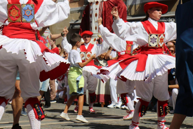 Los gigantes y cabezudos conmemoran en las calles de Pamplona el Privilegio de la Unión