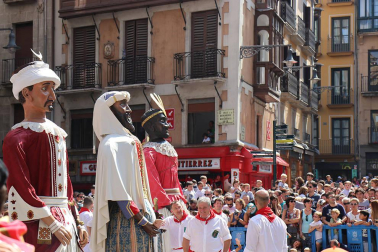 Los gigantes y cabezudos conmemoran en las calles de Pamplona el Privilegio de la Unión