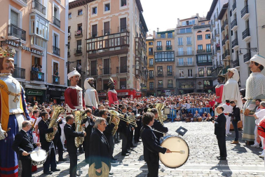 Los gigantes y cabezudos conmemoran en las calles de Pamplona el Privilegio de la Unión