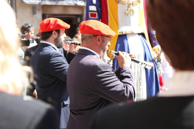 Los gigantes y cabezudos conmemoran en las calles de Pamplona el Privilegio de la Unión