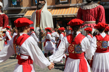 Los gigantes y cabezudos conmemoran en las calles de Pamplona el Privilegio de la Unión