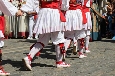 Los gigantes y cabezudos conmemoran en las calles de Pamplona el Privilegio de la Unión