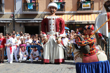 Los gigantes y cabezudos conmemoran en las calles de Pamplona el Privilegio de la Unión