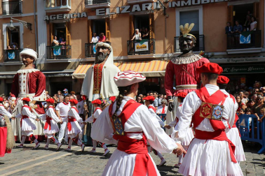 Los gigantes y cabezudos conmemoran en las calles de Pamplona el Privilegio de la Unión