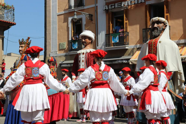 Los gigantes y cabezudos conmemoran en las calles de Pamplona el Privilegio de la Unión