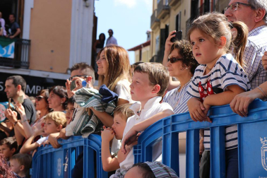 Los gigantes y cabezudos conmemoran en las calles de Pamplona el Privilegio de la Unión