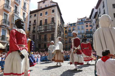 Los gigantes y cabezudos conmemoran en las calles de Pamplona el Privilegio de la Unión