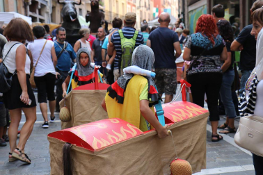 Los gigantes y cabezudos conmemoran en las calles de Pamplona el Privilegio de la Unión