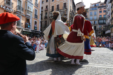 Los gigantes y cabezudos conmemoran en las calles de Pamplona el Privilegio de la Unión