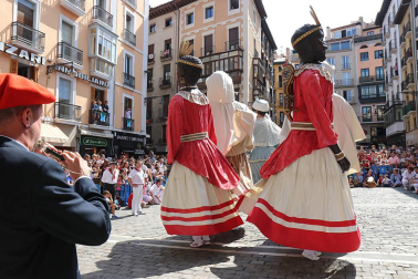 Los gigantes y cabezudos conmemoran en las calles de Pamplona el Privilegio de la Unión