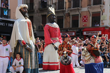 Los gigantes y cabezudos conmemoran en las calles de Pamplona el Privilegio de la Unión
