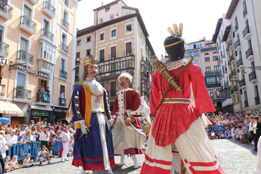 Los gigantes y cabezudos conmemoran en las calles de Pamplona el Privilegio de la Unión