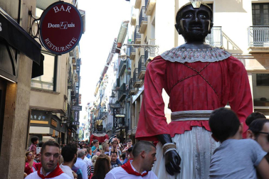 Los gigantes y cabezudos conmemoran en las calles de Pamplona el Privilegio de la Unión