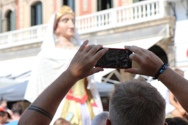 Los gigantes y cabezudos conmemoran en las calles de Pamplona el Privilegio de la Unión