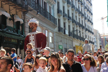 Los gigantes y cabezudos conmemoran en las calles de Pamplona el Privilegio de la Unión