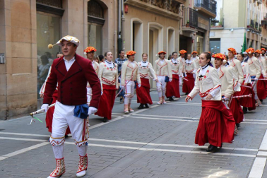 Los gigantes y cabezudos conmemoran en las calles de Pamplona el Privilegio de la Unión