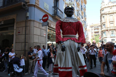 Los gigantes y cabezudos conmemoran en las calles de Pamplona el Privilegio de la Unión