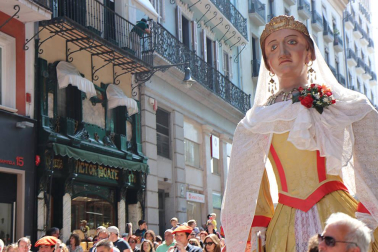 Los gigantes y cabezudos conmemoran en las calles de Pamplona el Privilegio de la Unión