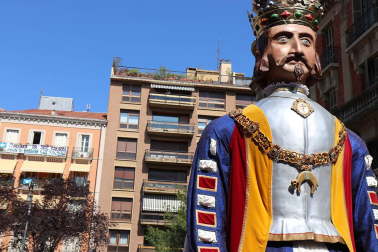 Los gigantes y cabezudos conmemoran en las calles de Pamplona el Privilegio de la Unión