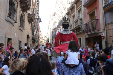 Los gigantes y cabezudos conmemoran en las calles de Pamplona el Privilegio de la Unión