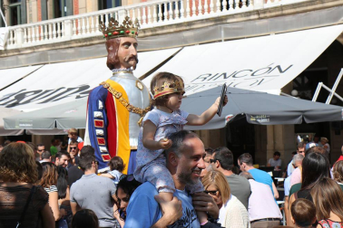 Los gigantes y cabezudos conmemoran en las calles de Pamplona el Privilegio de la Unión