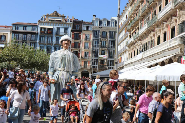 Los gigantes y cabezudos conmemoran en las calles de Pamplona el Privilegio de la Unión