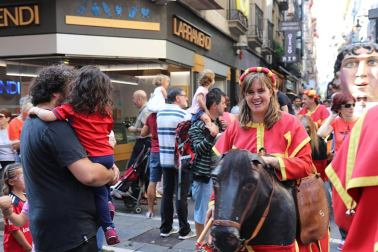 Los gigantes y cabezudos conmemoran en las calles de Pamplona el Privilegio de la Unión