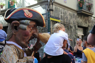 Los gigantes y cabezudos conmemoran en las calles de Pamplona el Privilegio de la Unión