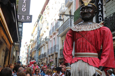 Los gigantes y cabezudos conmemoran en las calles de Pamplona el Privilegio de la Unión