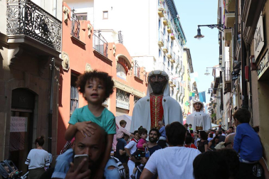 Los gigantes y cabezudos conmemoran en las calles de Pamplona el Privilegio de la Unión
