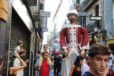 Los gigantes y cabezudos conmemoran en las calles de Pamplona el Privilegio de la Unión