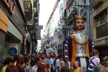 Los gigantes y cabezudos conmemoran en las calles de Pamplona el Privilegio de la Unión