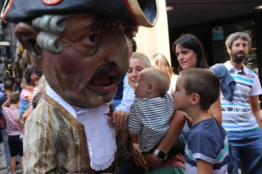 Los gigantes y cabezudos conmemoran en las calles de Pamplona el Privilegio de la Unión