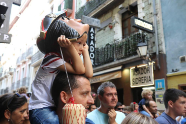 Los gigantes y cabezudos conmemoran en las calles de Pamplona el Privilegio de la Unión