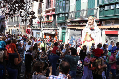 Los gigantes y cabezudos conmemoran en las calles de Pamplona el Privilegio de la Unión