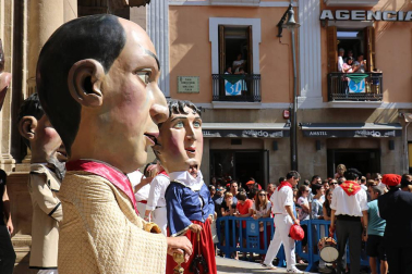 Los gigantes y cabezudos conmemoran en las calles de Pamplona el Privilegio de la Unión