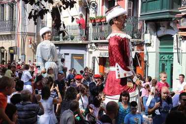 Los gigantes y cabezudos conmemoran en las calles de Pamplona el Privilegio de la Unión
