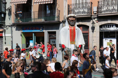 Los gigantes y cabezudos conmemoran en las calles de Pamplona el Privilegio de la Unión