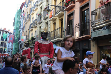 Los gigantes y cabezudos conmemoran en las calles de Pamplona el Privilegio de la Unión