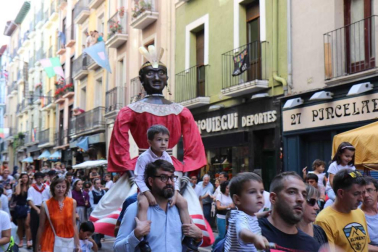 Los gigantes y cabezudos conmemoran en las calles de Pamplona el Privilegio de la Unión