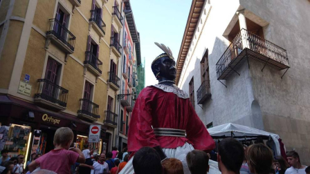 Los gigantes y cabezudos conmemoran en las calles de Pamplona el Privilegio de la Unión