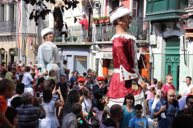 Los gigantes y cabezudos conmemoran en las calles de Pamplona el Privilegio de la Unión