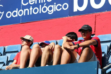 Fotos del búscate en la grada del Osasuna 3-1 Almería