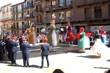 Ofrenda floral a la Virgen del Romero y salida de los gigantes en las fiestas patronales de Cascante