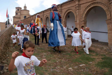 Ofrenda floral a la Virgen del Romero y salida de los gigantes en las fiestas patronales de Cascante
